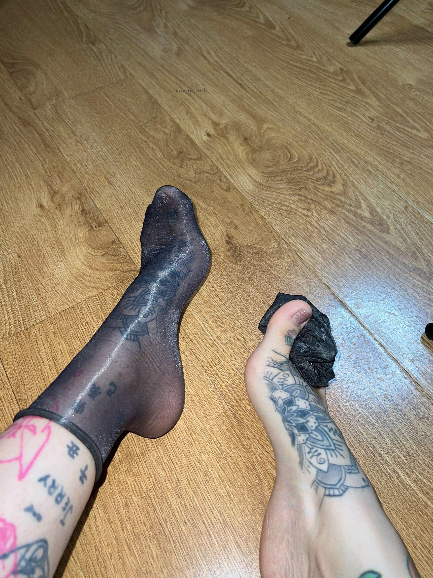 卡通百科老王 – 足控福利马油袜特写【25P】